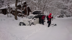 718車が雪に埋もれ.jpg
